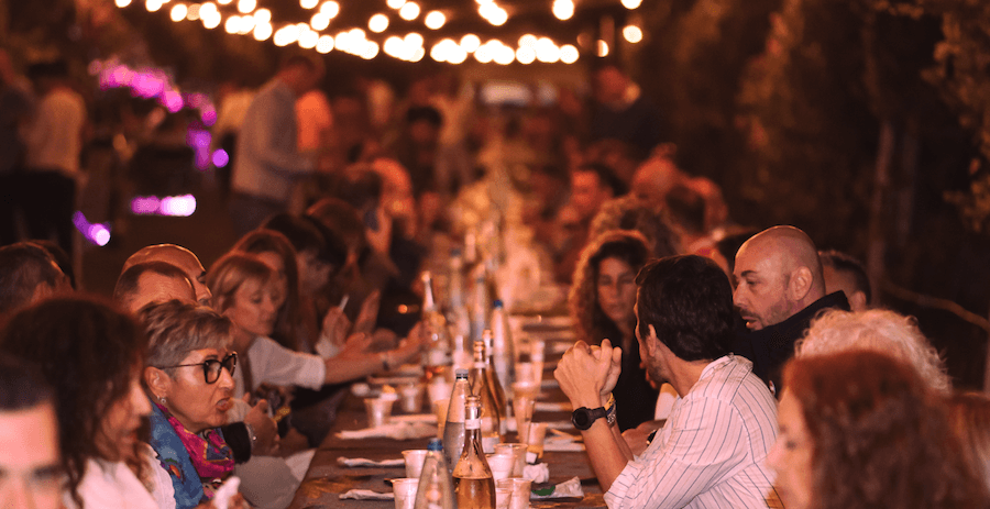 Foto di una tavolata durante la cena